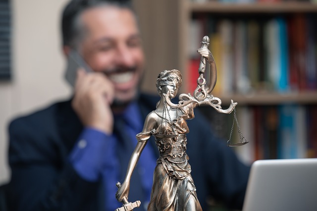 Jak znaleźć najlepszego adwokata: klucz do udanej współpracy z prawnikiem